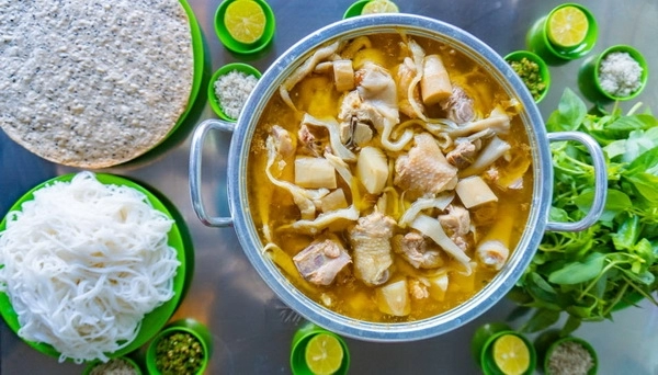 Đặc sản Bảo Lộc - Lẩu gà lá é Tao Ngộ