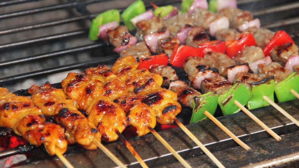 Ăn vặt ở Bảo Lộc. Xiên que nướng ớt hiểm - Cực hấp dẫn giữa thời tiết se lạnh