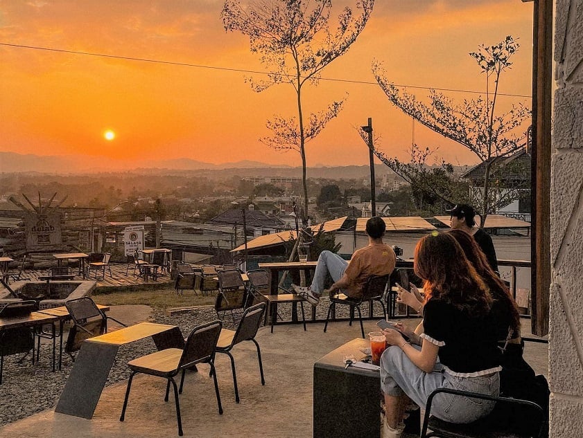 Cà phê sân vườn Bảo Lộc. Khi hoàng hôn buông, quán cà phê sân vườn hóa thành thiên đường