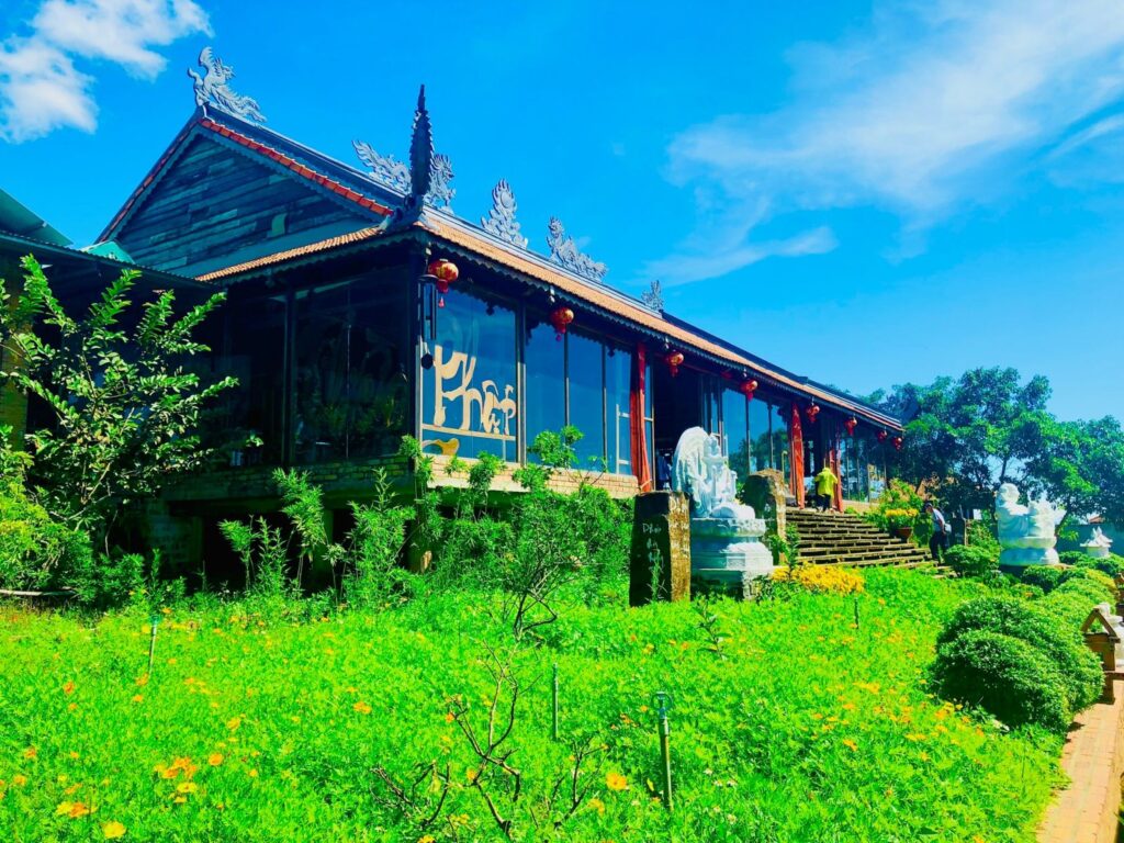 Chùa Bảo Lộc. Chùa Trà hiện lên mờ sương, hòa quyện hương trà và khói hương thiền tịnh