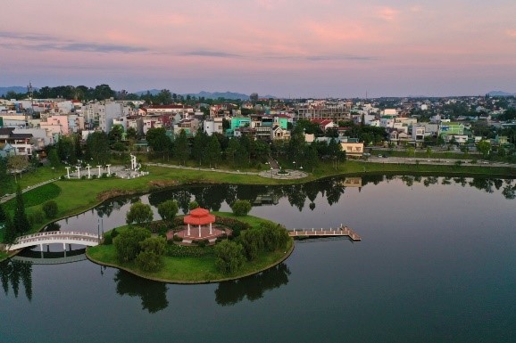 Bờ hồ Bảo Lộc. Bờ hồ Bảo Lộc lặng mình giữa lòng thành phố