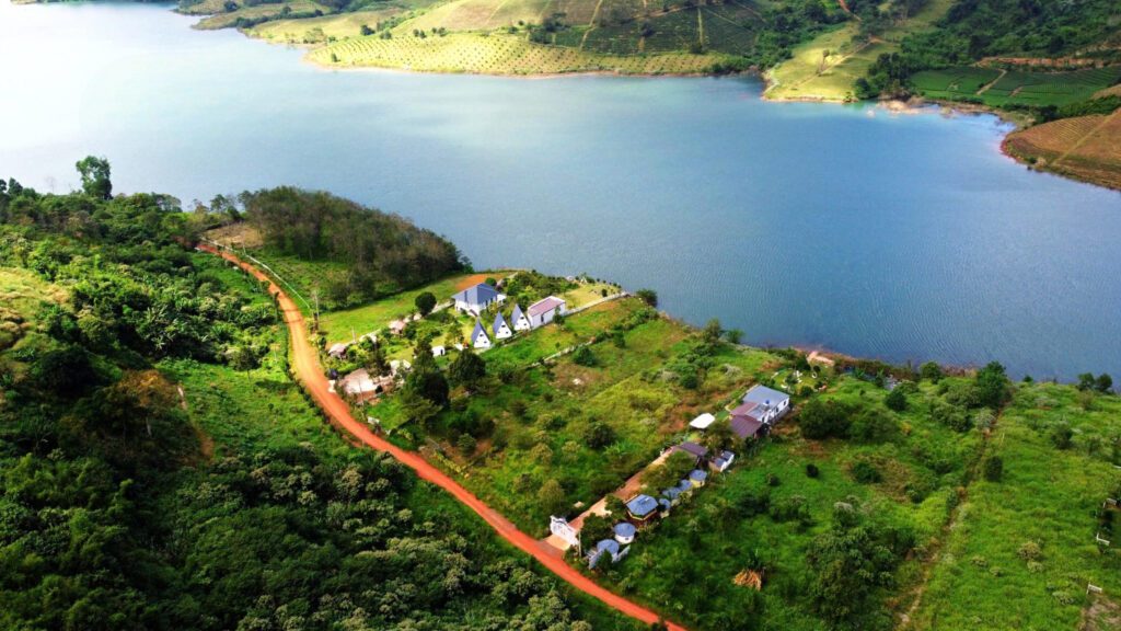 Hồ Đảo Ngọc Bảo Lộc. Bãi đất đỏ nâu in dấu chân du khách