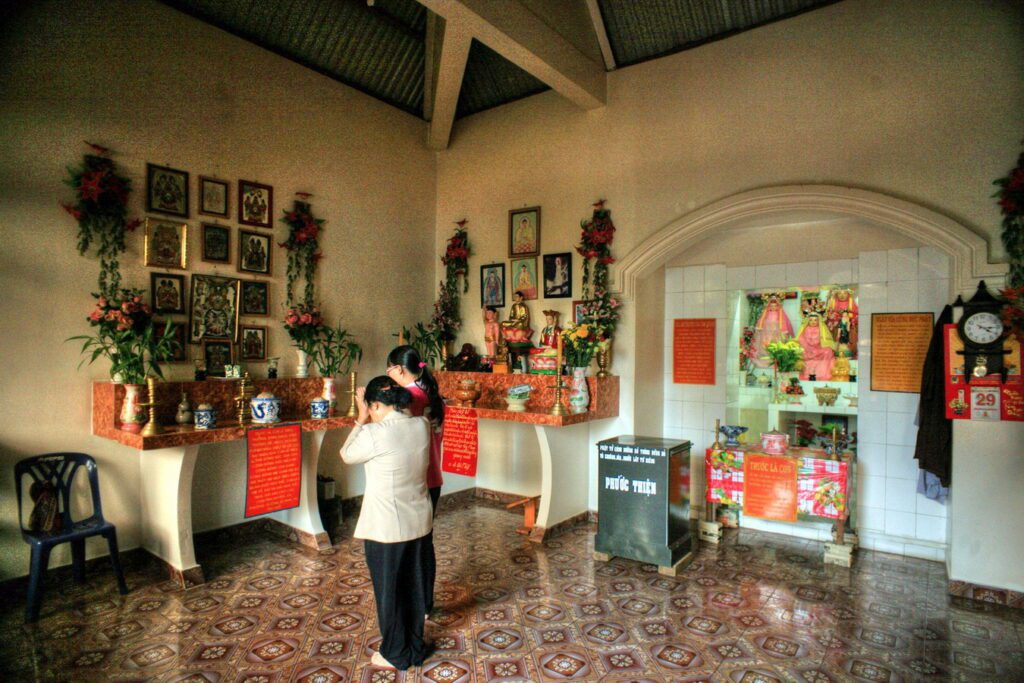 Miếu 3 cô đèo Bảo Lộc linh thiêng