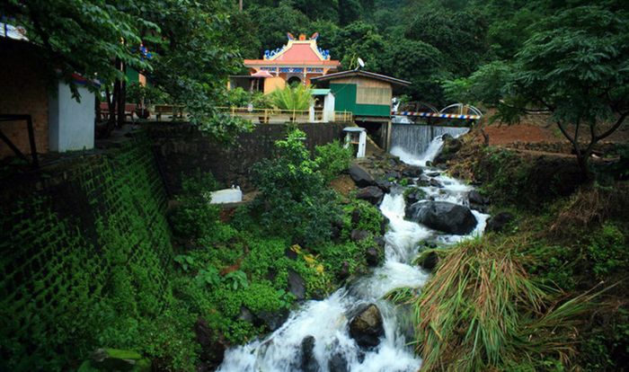 Miếu 3 cô đèo Bảo Lộc. Miếu 3 Cô trầm mặc, rợn ngợp giữa đèo cao thanh tịnh