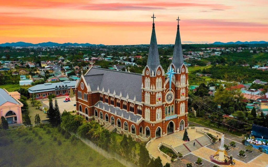 Bảo Lộc về đêm. Vẻ đẹp cổ kính linh thiêng của nhà thờ Thánh Mẫu