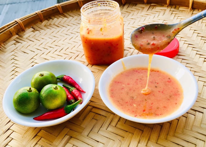 Gà ủ muối Bảo Lộc. Nước chấm gà ủ muối cay ngon hít hà