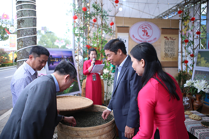 Phố đêm Bảo Lộc. Khi mặt trời lặn, phố đêm Bảo Lộc chính là thiên đường ẩm thực thức giấc