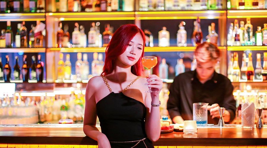 Quán bar Bảo Lộc. Không gian quẩy rực lửa, âm nhạc bùng nổ, “cháy” hết mình